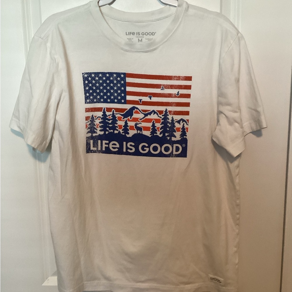 Life is Good Mens Crusher Tee with a USA Flag And  Mountain Scene Sz Med